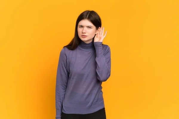 Menina Ucraniana Jovem Isolado Fundo Amarelo Ouvir Algo Colocando Mão — Fotografia de Stock