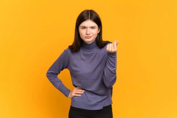 Mladý Ukrajinský Dívka Izolovaný Žlutém Pozadí Dělat Italské Gesto — Stock fotografie