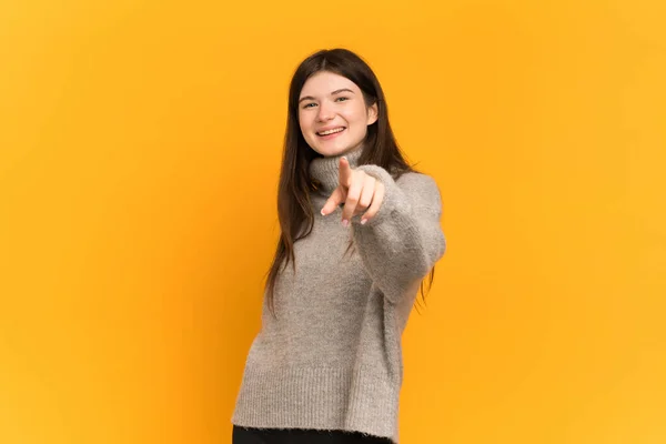 Mladá Ukrajinská Dívka Izolované Žlutém Pozadí Ukazuje Dopředu Šťastným Výrazem — Stock fotografie