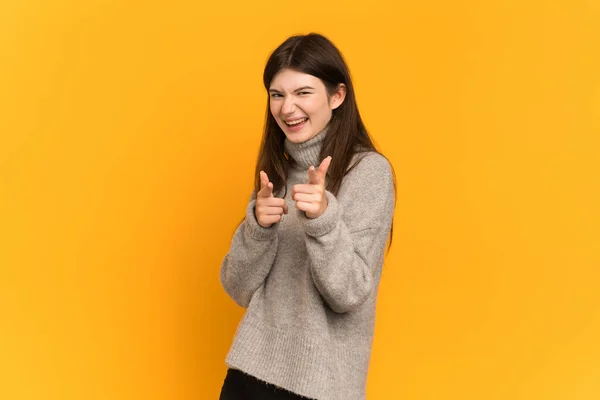 Mladá Ukrajinská Dívka Izolované Žlutém Pozadí Ukazuje Dopředu Usmívá — Stock fotografie