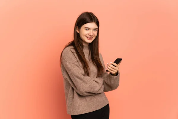 Joven Ucraniana Aislada Sobre Fondo Rosa Sosteniendo Teléfono Móvil Con —  Fotos de Stock