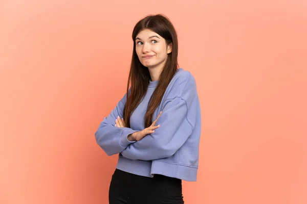 Menina Ucraniana Jovem Isolado Fundo Rosa Fazendo Gestos Dúvidas Levantar — Fotografia de Stock