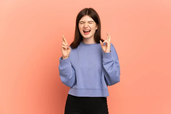 Menina Ucraniana Jovem Isolado Fundo Rosa Com Dedos Cruzando — Fotografia de Stock