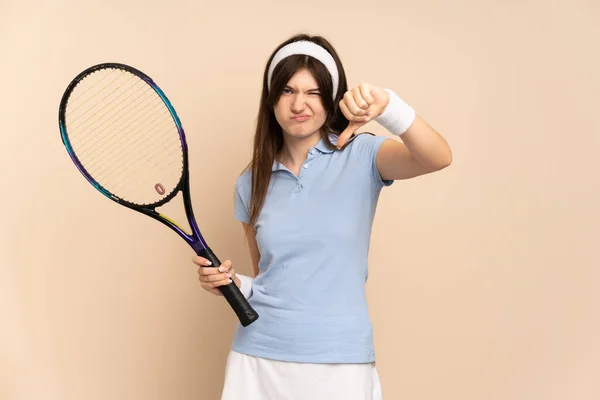 Junge Ukrainische Tennisspielerin Zeigt Mit Negativem Gesichtsausdruck Daumen Nach Unten — Stockfoto