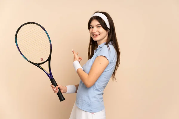 Jonge Oekraïense Meisje Tennisser Geïsoleerde Muur Wijzen Terug — Stockfoto