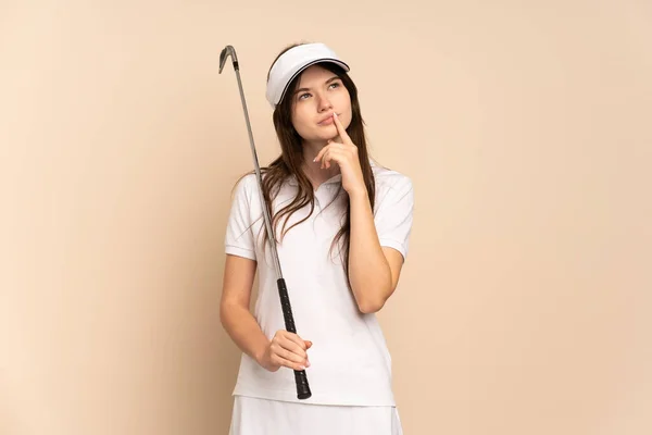 Joven Ucraniano Golfista Chica Aislado Beige Fondo Teniendo Dudas Mientras — Foto de Stock