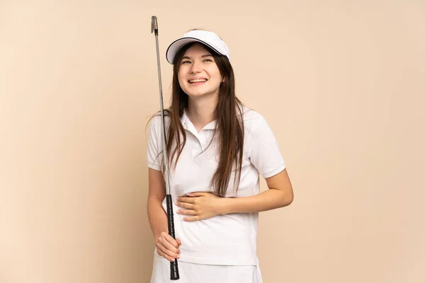 Joven Ucraniano Golfista Chica Aislado Beige Fondo Sonriendo Mucho — Foto de Stock
