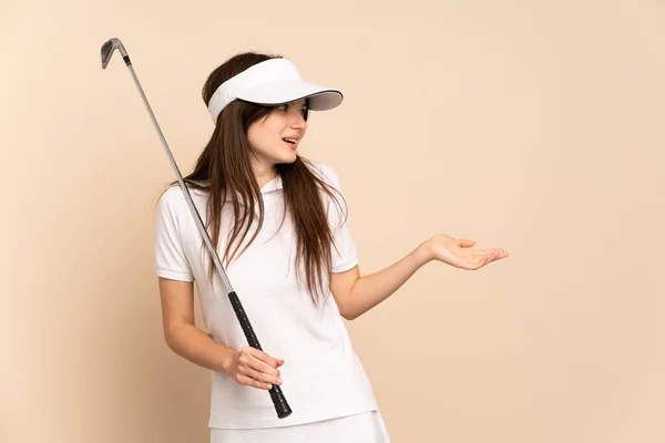 Junge Ukrainische Golferin Isoliert Auf Beigem Hintergrund Mit Überraschendem Gesichtsausdruck — Stockfoto