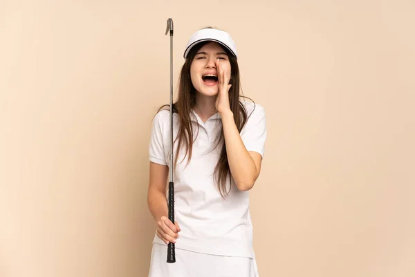 Joven Chica Golfista Ucraniano Aislado Fondo Beige Gritando Con Boca — Foto de Stock