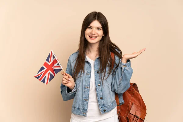 Junge Ukrainerin Mit Einer Britischen Flagge Auf Beigem Hintergrund Und — Stockfoto