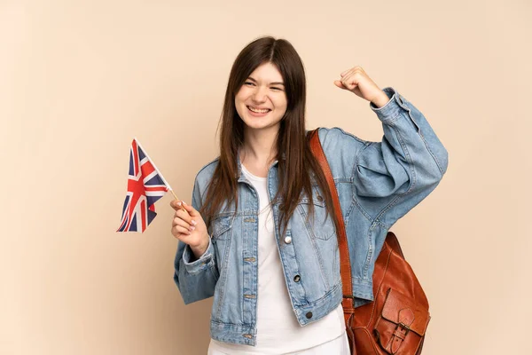 Junge Ukrainerin Mit Einer Britischen Flagge Auf Beigem Hintergrund Macht — Stockfoto