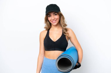 Beyaz arka planda, paspaslı ve gülümseyen beyaz bir kadın.