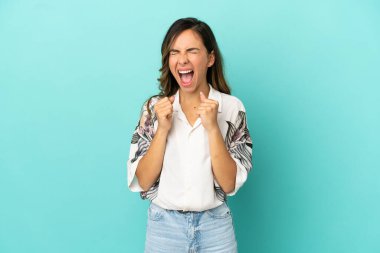 Soyutlanmış mavi bir geçmişi olan genç bir kadın kötü bir durumdan dolayı hayal kırıklığına uğradı.