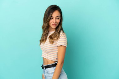 İzole edilmiş mavi bir geçmişi olan genç bir kadın. Portre