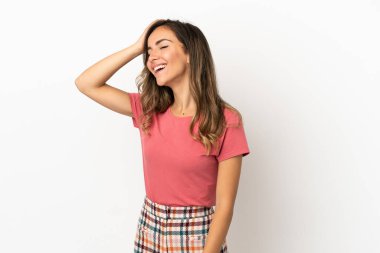 Tecrit edilmiş genç bir kadın, çok gülümsüyor.