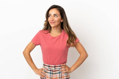 Izole arka plan üzerinde genç kadın bakarken bir fikir düşünme