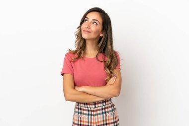 Genç kadın izole arka plan üzerinde gülümseyerek yukarı bakıyor