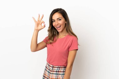 Izole arka plan üzerinde genç kadın parmakları ile ok işareti gösteren
