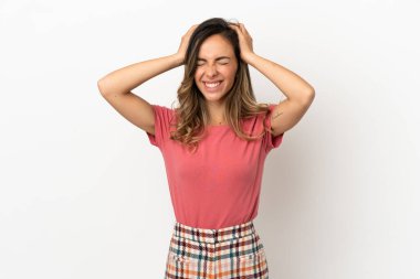 Arka planda kalan genç bir kadın gülüyor.