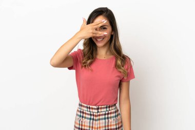 İzole edilmiş arka planda genç bir kadın. Gözleri kapalı ve gülümsüyor.