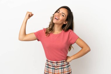 Tecrit edilmiş genç bir kadın güçlü bir jest yapıyor.