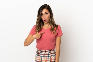 Tecrit edilmiş genç bir kadın kendini işaret ediyor.