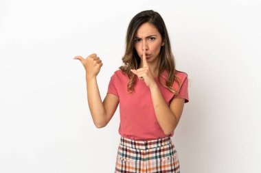 Soyutlanmış arka planda kalan genç bir kadın bir tarafa bakıyor ve sessiz hareketler yapıyor.