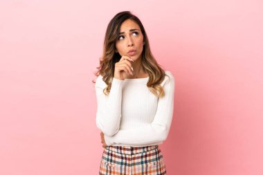 Tecrit edilmiş genç bir kadının şüpheleri ve düşünceleri var.