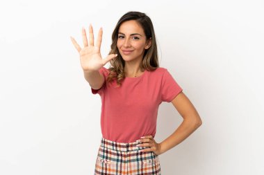 İzole edilmiş arka planda beş parmaklı genç kadın var.