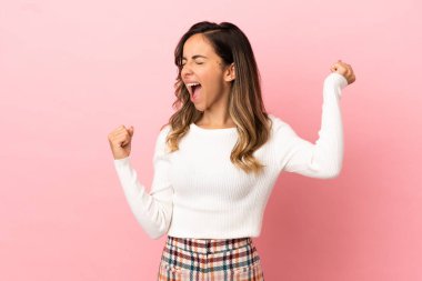 Bir zaferi kutlamak için izole edilmiş genç bir kadın.