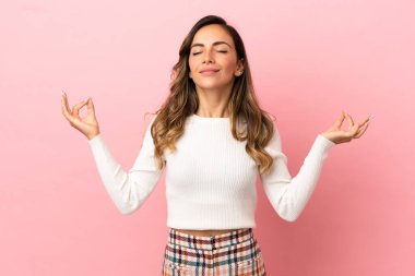 Zen pozisyonunda soyutlanmış genç bir kadın.