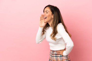 Arka planda izole edilmiş genç bir kadın ağzı açık bağırıyor.