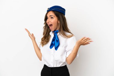 İzole edilmiş beyaz arka planda, şaşırmış yüz ifadesi olan bir hostes.