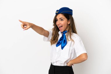 İzole edilmiş beyaz arkaplan üzerinde uçak hostesi