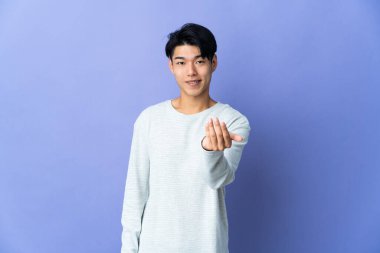 Mor arka planda izole edilmiş genç bir Çinli, bizimle gelmesi için davet ediyor. Gelmene sevindim.