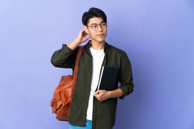 Mor arka planda izole genç bayan şüpheleri var.