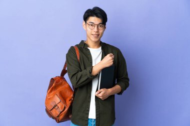 Mor arka planda izole genç bayan bir zafer kutlaması yapıyor.