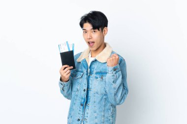 Çinli adam izole edilmiş, tatilde mutlu, pasaportlu ve uçak biletli.