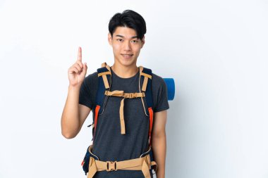 Beyaz arka planda izole edilmiş Çinli dağcı harika bir fikre işaret ediyor.