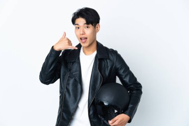 Motosiklet kasklı Çinli bir adam beyaz arka planda izole edilmiş bir şekilde telefon jesti yapıyor. Bana geri dönüş işareti ver.