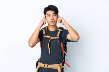 Dağcı Çinli adamın beyaz bir geçmişi var. Şüpheleri ve düşünceleri var.