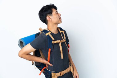 Dağcı Çinli adam, beyaz arka planda izole edilmiş, gayret gösterdiği için sırt ağrısı çekiyor.