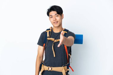 Dağcı Çinli adam beyaz arka planda izole edilmiş ve iyi bir anlaşma için el sıkışıyor.