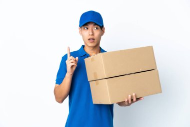 Çinli adam beyaz arka planda izole edilmiş bir şekilde bir fikir düşünüyor.