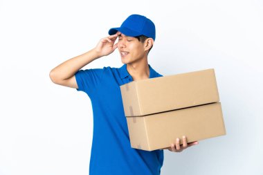 Çinli adam beyaz arka planda izole edilmiş, çok gülümsüyor.