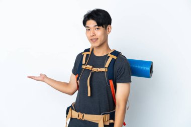 Dağcı Çinli adam, beyaz arka planda izole edilmiş. Gelmesi için ellerini yana uzatıyor.