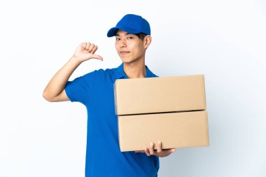 Çinli adam beyaz arka planda soyutlanmış gururlu ve kendini beğenmiş.