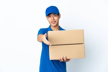 Beyaz arka planda izole edilmiş Çinli bir adam iyi bir anlaşma için el sıkışıyor.