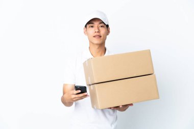 Çinli adam beyaz arka planda izole edildi ve cep telefonuyla bir mesaj gönderiyor.