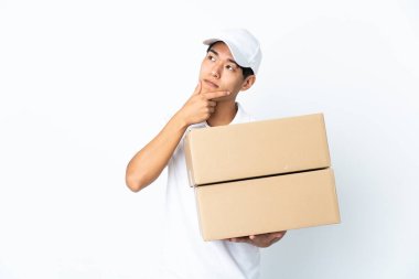 Beyaz arka planda izole edilmiş Çinli adamın şüpheleri var.